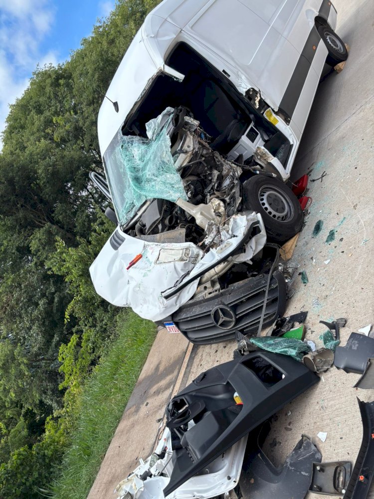 Colisão entre van e caminhão deixa motorista preso às ferragens no Oeste de Santa Catarina