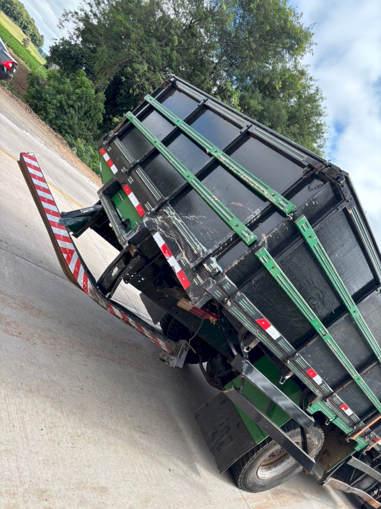 Colisão entre van e caminhão deixa motorista preso às ferragens no Oeste de Santa Catarina