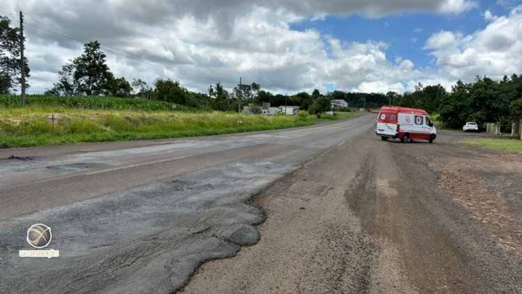 Jovem cai de moto após passar por buraco na BR-163, em São Miguel do Oeste