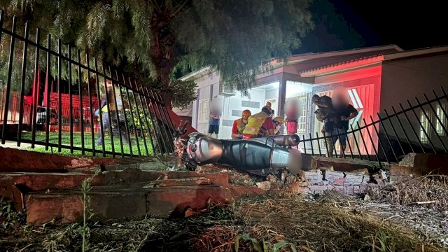 Dois homens ficam gravemente feridos após moto colidir contra muro em São Miguel do Oeste