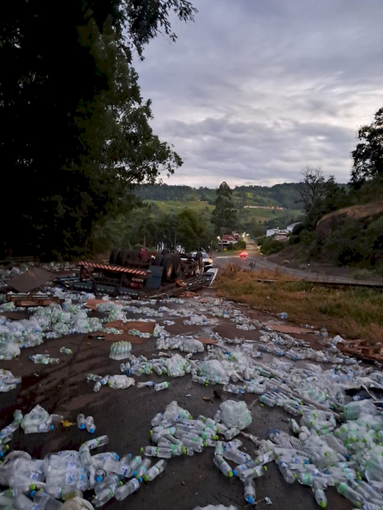 Caminhão sai da pista e capota na SC-480 no Oeste de Santa Catarina