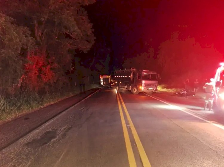 Idoso fica gravemente ferido em colisão entre moto e caminhão na SC-163