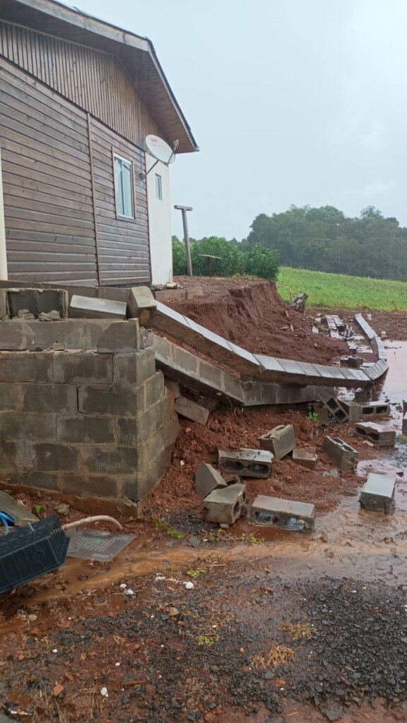 Chuva intensa deixa estragos em municípios do Oeste de SC