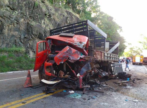 Colisão entre caminhão e carreta de Guaraciaba deixa três pessoas gravemente feridas na BR-282