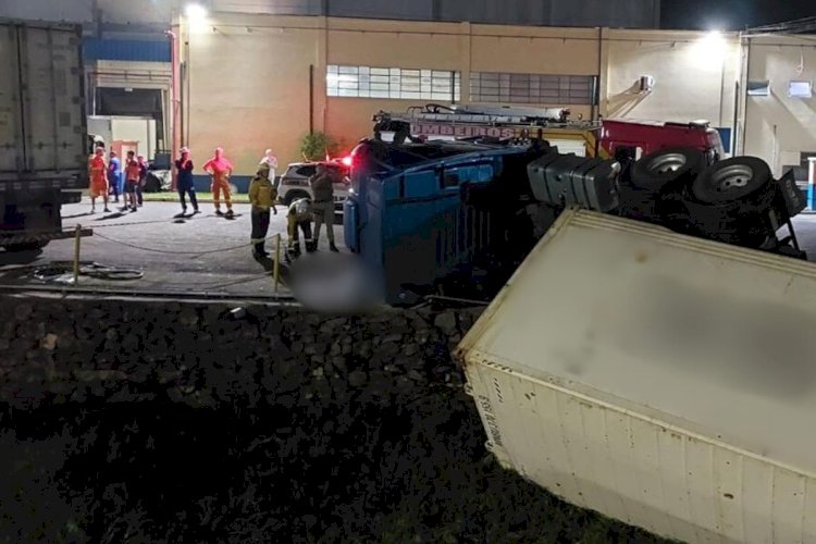 Caminhoneiro morre esmagado ao tentar impedir que carreta caísse em rio em SC