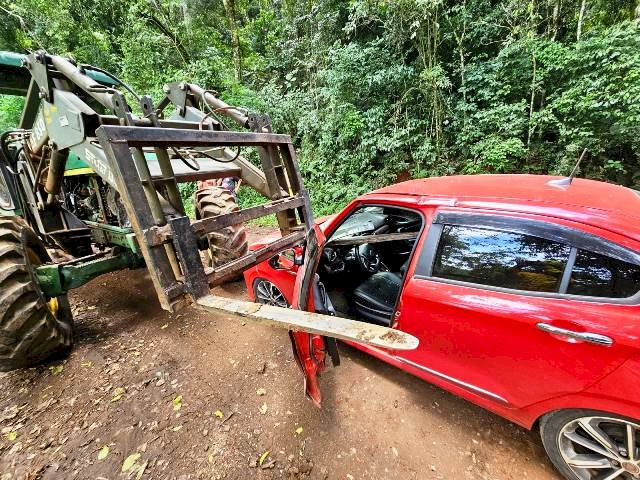 Colisão entre automóvel e trator deixa mulher grávida ferida em Itapiranga