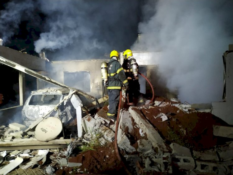 Casa e veículo ficam destruídos em incêndio em Bom Jesus