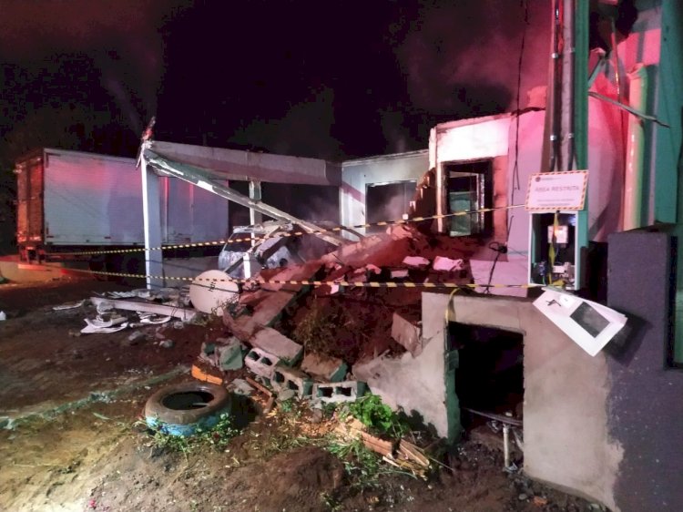 Casa e veículo ficam destruídos em incêndio em Bom Jesus