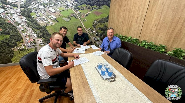 São João do Oeste firma parceria com a ASSESJO e fortalece projetos esportivos