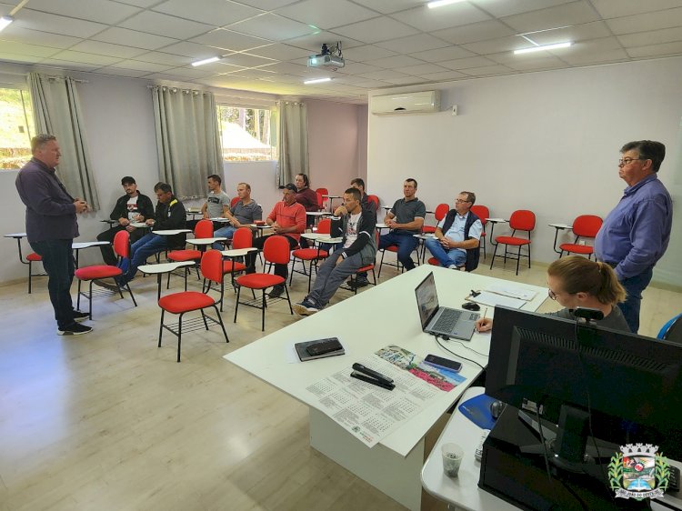 Agricultura de São João do Oeste debate programas em reunião com conselheiros