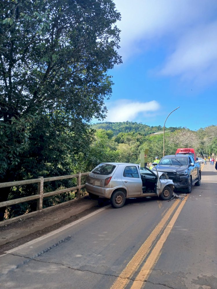 Duas pessoas ficam feridas após colisão em cima de ponte no interior de Itapiranga