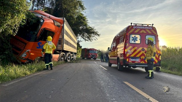 Acidente entre carro e carreta mobiliza bombeiros na SC-496, em Descanso