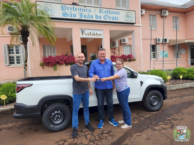 Educação de São João do Oeste adquire veículo novo