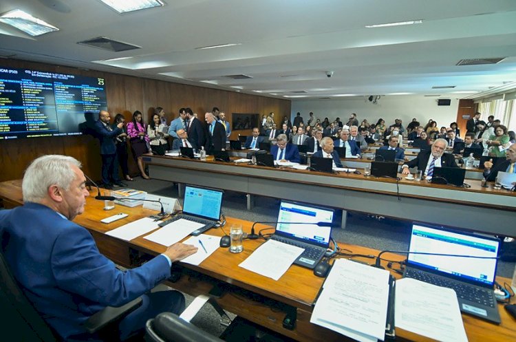 Comissão do Senado aprova fim da reeleição, mandatos de cinco anos e eleições unificadas
